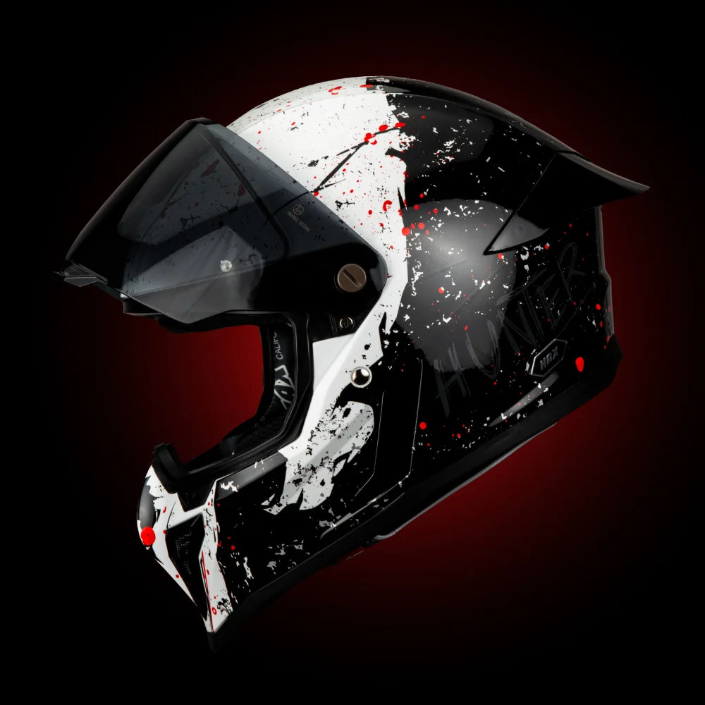 casco Black Pearl Hunter visto de lado con el visor abierto, diseño blanco y negro con detalles en rojo