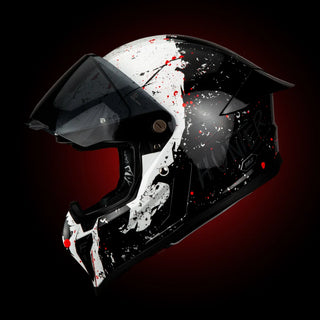 casco Black Pearl Hunter visto de lado con el visor abierto, diseño blanco y negro con detalles en rojo