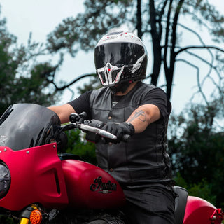 motorcycle-rider-wearing-hax-obsidian-hunter-full-face-helmet-on-red-indian-motorcycle-outdoors