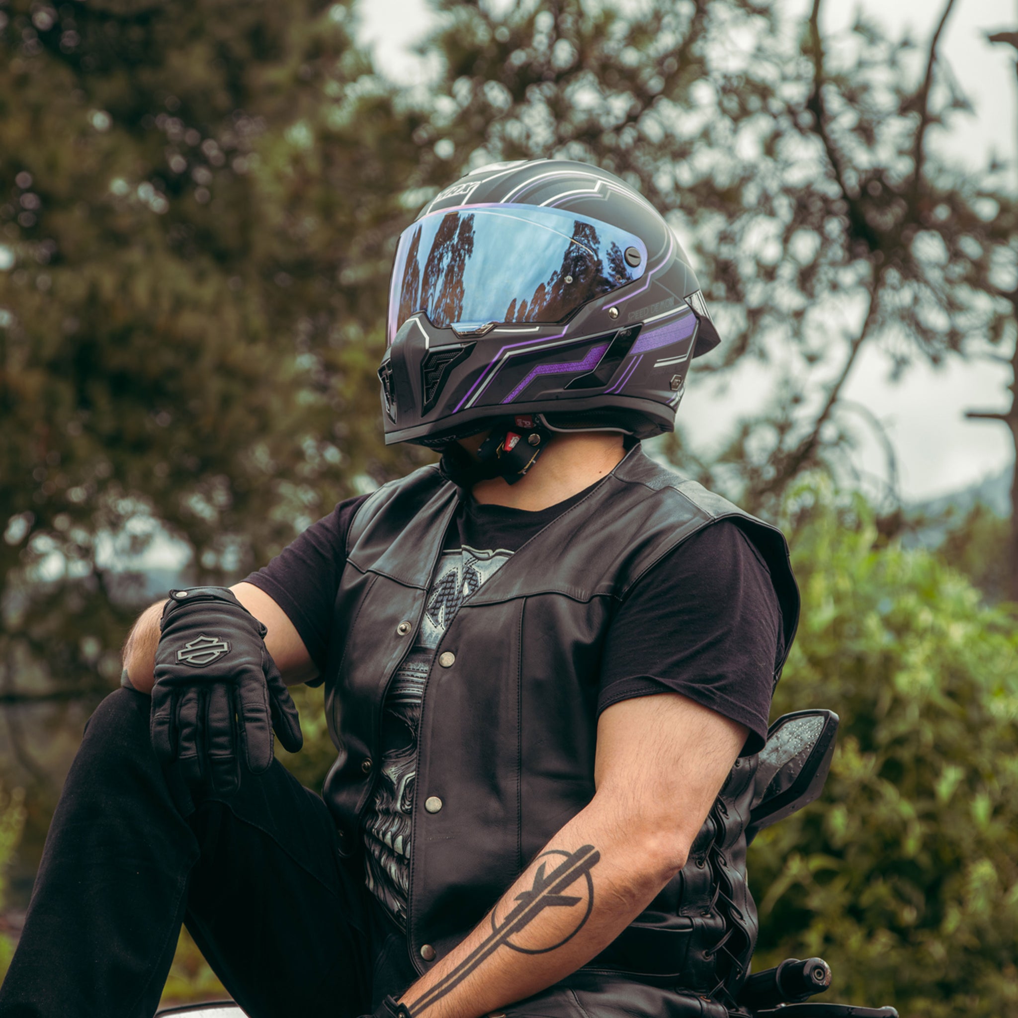 motorcycle-rider-wearing-hax-black-pearl-black-panther-full-face-helmet-in-outdoor-setting
