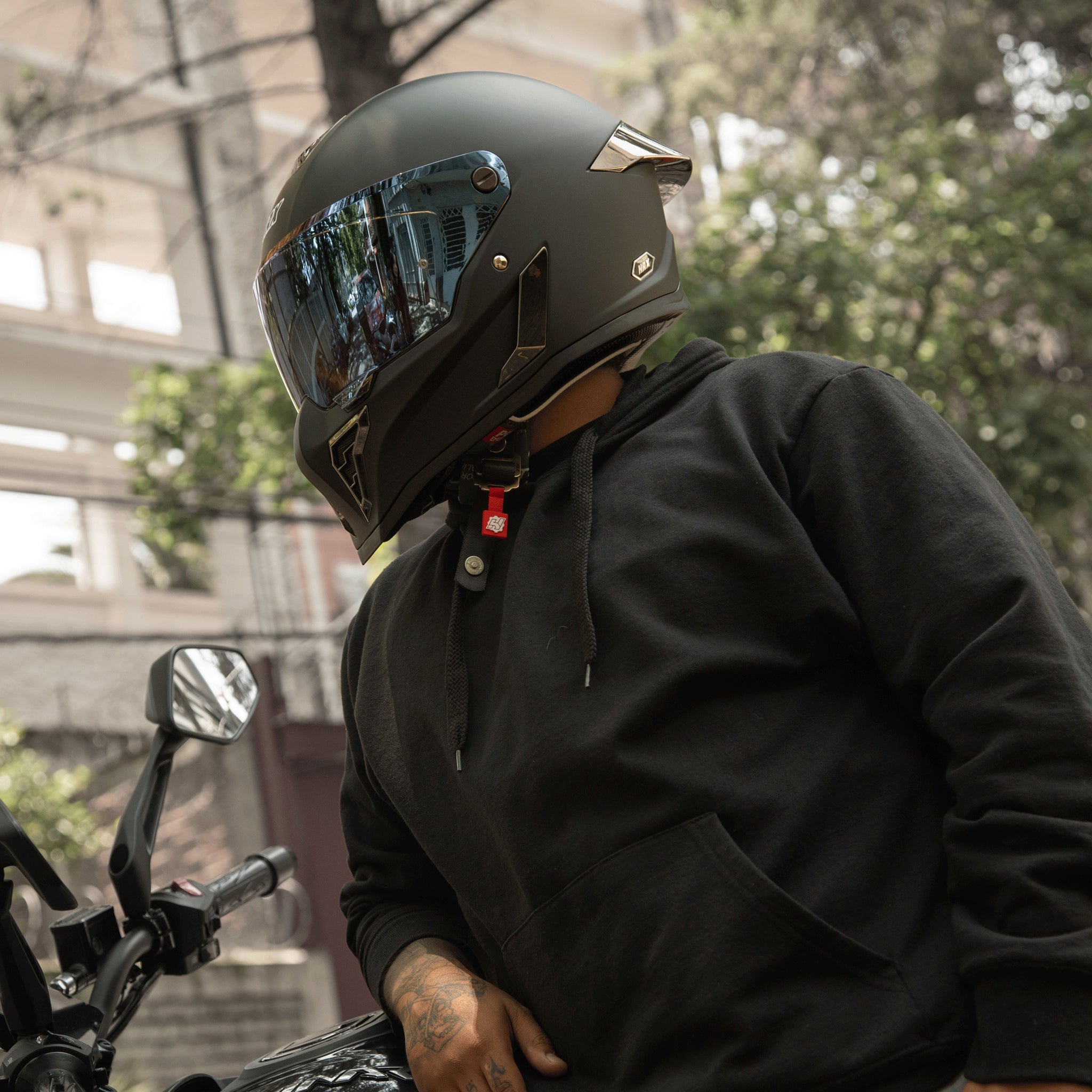 motorcycle-rider-in-all-black-gear-wearing-hax-black-pearl-full-face-helmet