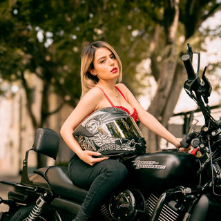 female-rider-on-harley-motorcycle-wearing-hax-onix-full-face-helmet