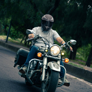 motorcyclist-wearing-hax-onix-full-face-helmet-riding-cruiser-motorcycle